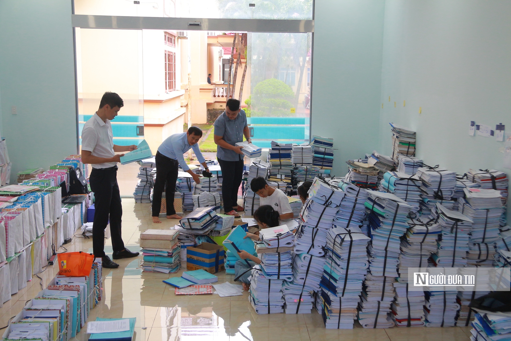 Cán bộ tại Đắk Lắk thức trắng đêm xử lý hồ sơ trước khi chính quyền 2 cấp vận hành- Ảnh 5. Cán bộ tại Đắk Lắk thức trắng đêm xử lý hồ sơ trước khi chính quyền 2 cấp vận hành- Ảnh 5.