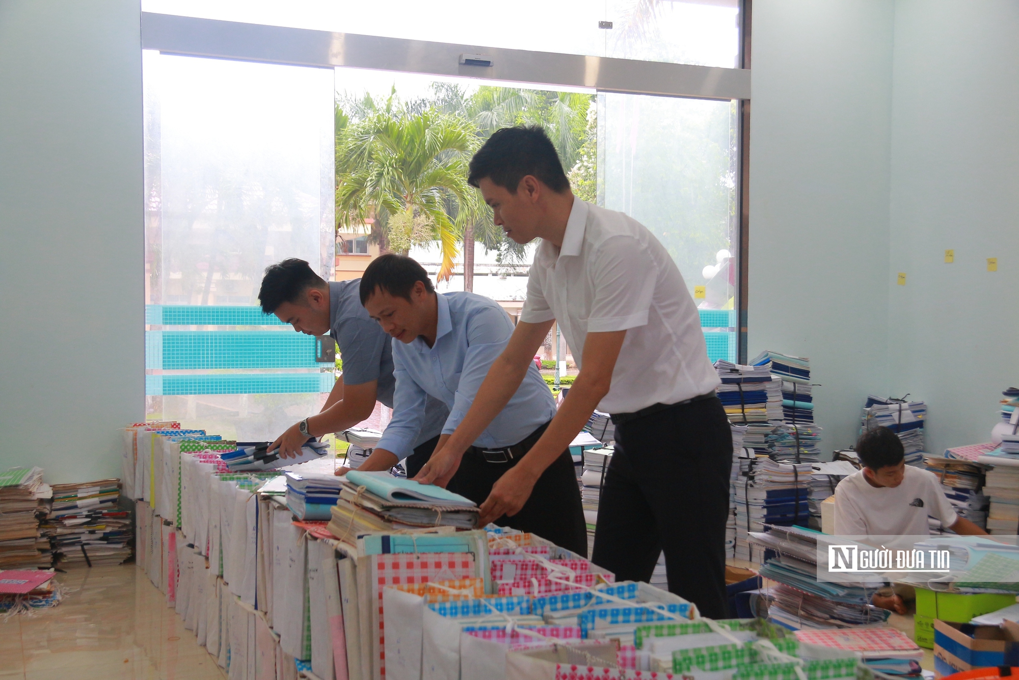 Cán bộ tại Đắk Lắk thức trắng đêm xử lý hồ sơ trước khi chính quyền 2 cấp vận hành- Ảnh 6. Cán bộ tại Đắk Lắk thức trắng đêm xử lý hồ sơ trước khi chính quyền 2 cấp vận hành- Ảnh 6.