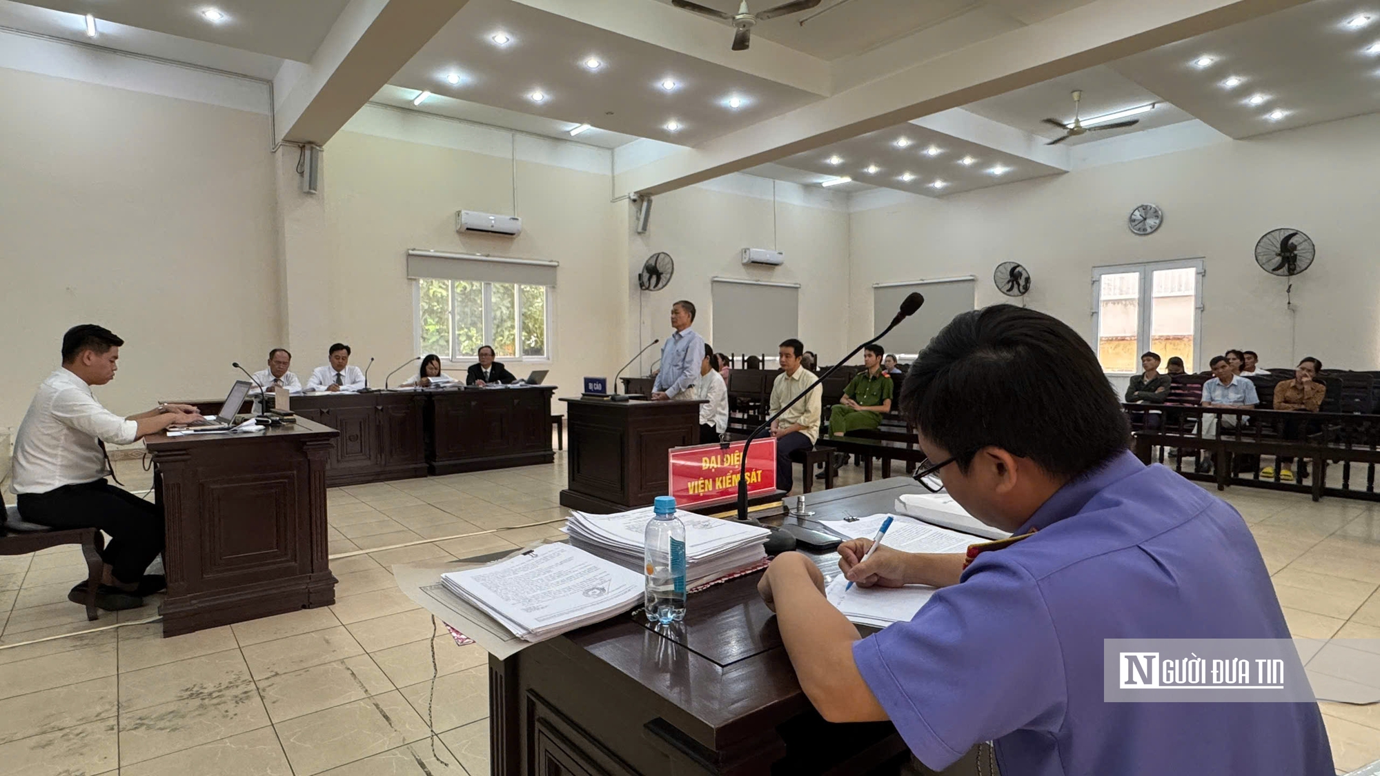 Bình Dương đề nghị án treo cho cựu phó Giám đốc trung tâm y tế trong vụ mua bán kít test Covid-19- Ảnh 1. Bình Dương đề nghị án treo cho cựu phó Giám đốc trung tâm y tế trong vụ mua bán kít test Covid-19- Ảnh 1.