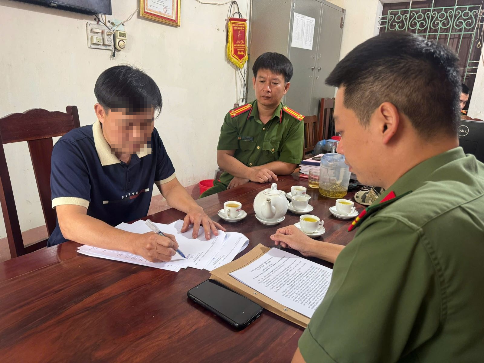 Vợ bị lừa mất tiền, chồng đăng Facebook bức xúc bị phạt 7,5 triệu đồng- Ảnh 1. Vợ bị lừa mất tiền, chồng đăng Facebook bức xúc bị phạt 7,5 triệu đồng- Ảnh 1.