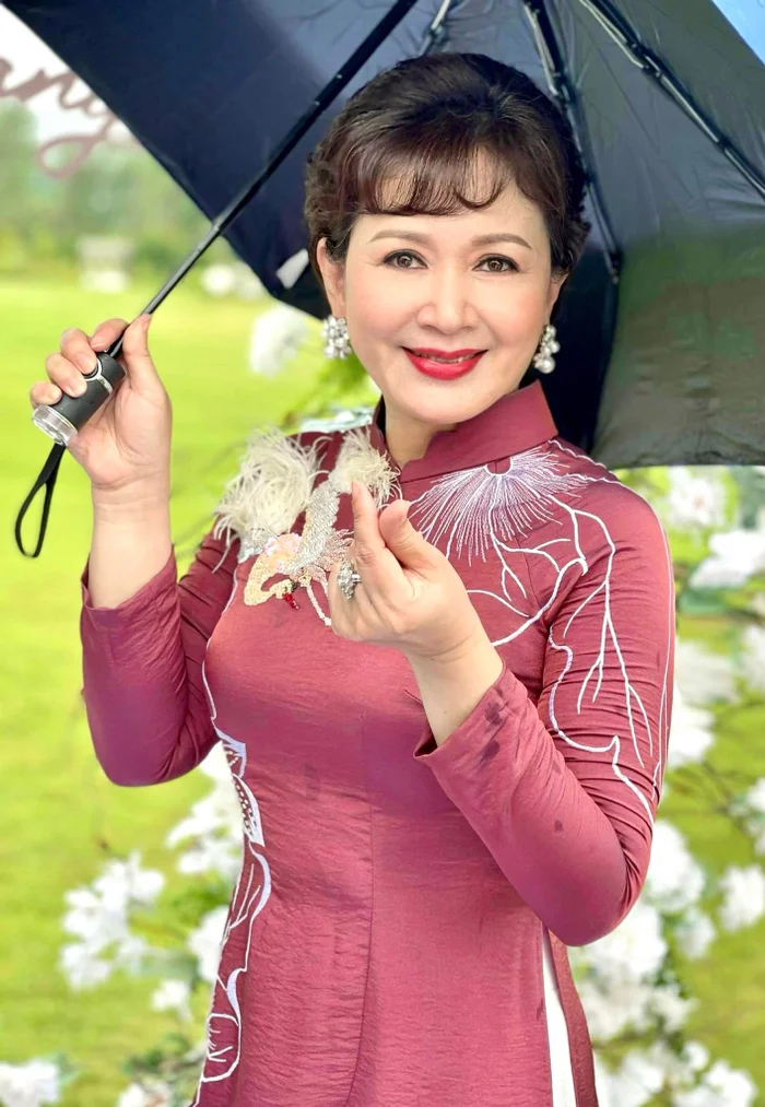 NSND Minh Hòa: Nghỉ hưu vẫn trẻ trung hết nấc, hạnh phúc nức tiếng- Ảnh 3. NSND Minh Hòa: Nghỉ hưu vẫn trẻ trung hết nấc, hạnh phúc nức tiếng- Ảnh 3.