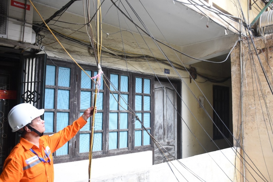 EVNHANOI khuyến cáo người khi thi công lắp đặt hệ thống điện trong nhà an toàn về điện, phòng chống cháy nổ- Ảnh 2. EVNHANOI khuyến cáo người khi thi công lắp đặt hệ thống điện trong nhà an toàn về điện, phòng chống cháy nổ- Ảnh 2.