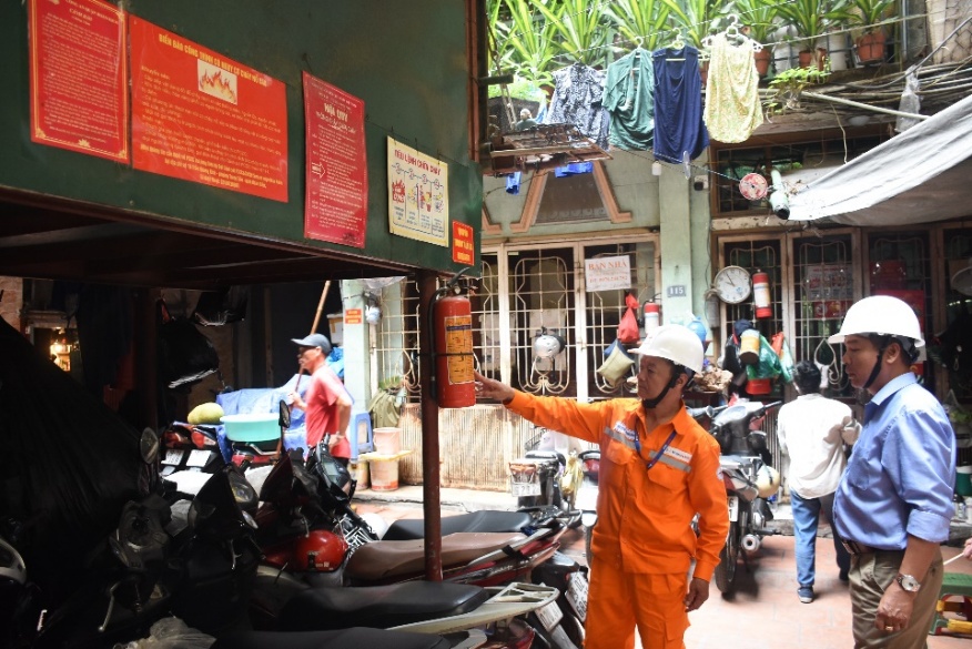 EVNHANOI khuyến cáo người khi thi công lắp đặt hệ thống điện trong nhà an toàn về điện, phòng chống cháy nổ- Ảnh 3. EVNHANOI khuyến cáo người khi thi công lắp đặt hệ thống điện trong nhà an toàn về điện, phòng chống cháy nổ- Ảnh 3.