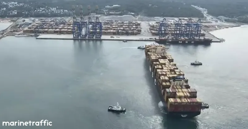 Cận cảnh tàu container lớn nhất thế giới: “Tay chơi” đáng gờm trong vận tải biển toàn cầu- Ảnh 3. Cận cảnh tàu container lớn nhất thế giới: “Tay chơi” đáng gờm trong vận tải biển toàn cầu- Ảnh 3.