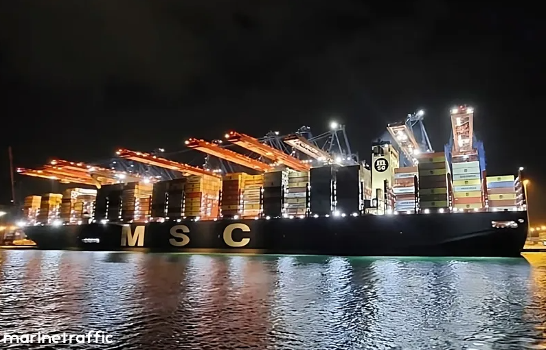 Cận cảnh tàu container lớn nhất thế giới: “Tay chơi” đáng gờm trong vận tải biển toàn cầu- Ảnh 5. Cận cảnh tàu container lớn nhất thế giới: “Tay chơi” đáng gờm trong vận tải biển toàn cầu- Ảnh 5.