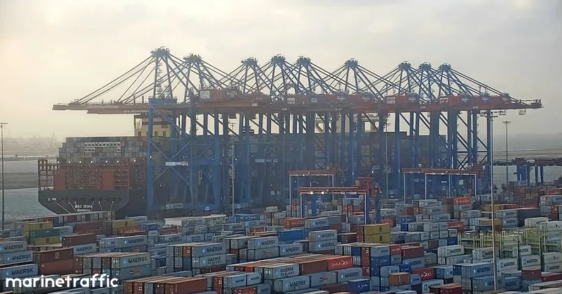 Cận cảnh tàu container lớn nhất thế giới: “Tay chơi” đáng gờm trong vận tải biển toàn cầu- Ảnh 4. Cận cảnh tàu container lớn nhất thế giới: “Tay chơi” đáng gờm trong vận tải biển toàn cầu- Ảnh 4.