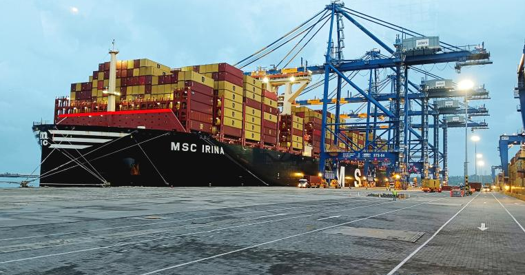 Cận cảnh tàu container lớn nhất thế giới: “Tay chơi” đáng gờm trong vận tải biển toàn cầu- Ảnh 2. Cận cảnh tàu container lớn nhất thế giới: “Tay chơi” đáng gờm trong vận tải biển toàn cầu- Ảnh 2.