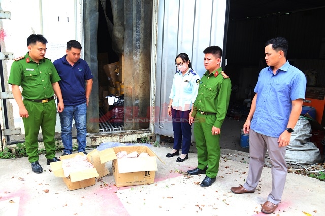Phát hiện hơn 11 tấn thực phẩm đông lạnh không rõ xuất xứ, hết hạn sử dụng- Ảnh 1. Phát hiện hơn 11 tấn thực phẩm đông lạnh không rõ xuất xứ, hết hạn sử dụng- Ảnh 1.