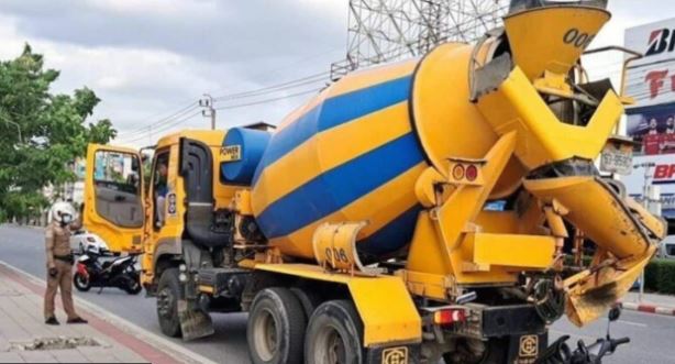 Va chạm với xe bồn trộn xi măng, hai mẹ con đi xe máy tử vong- Ảnh 1. Va chạm với xe bồn trộn xi măng, hai mẹ con đi xe máy tử vong- Ảnh 1.