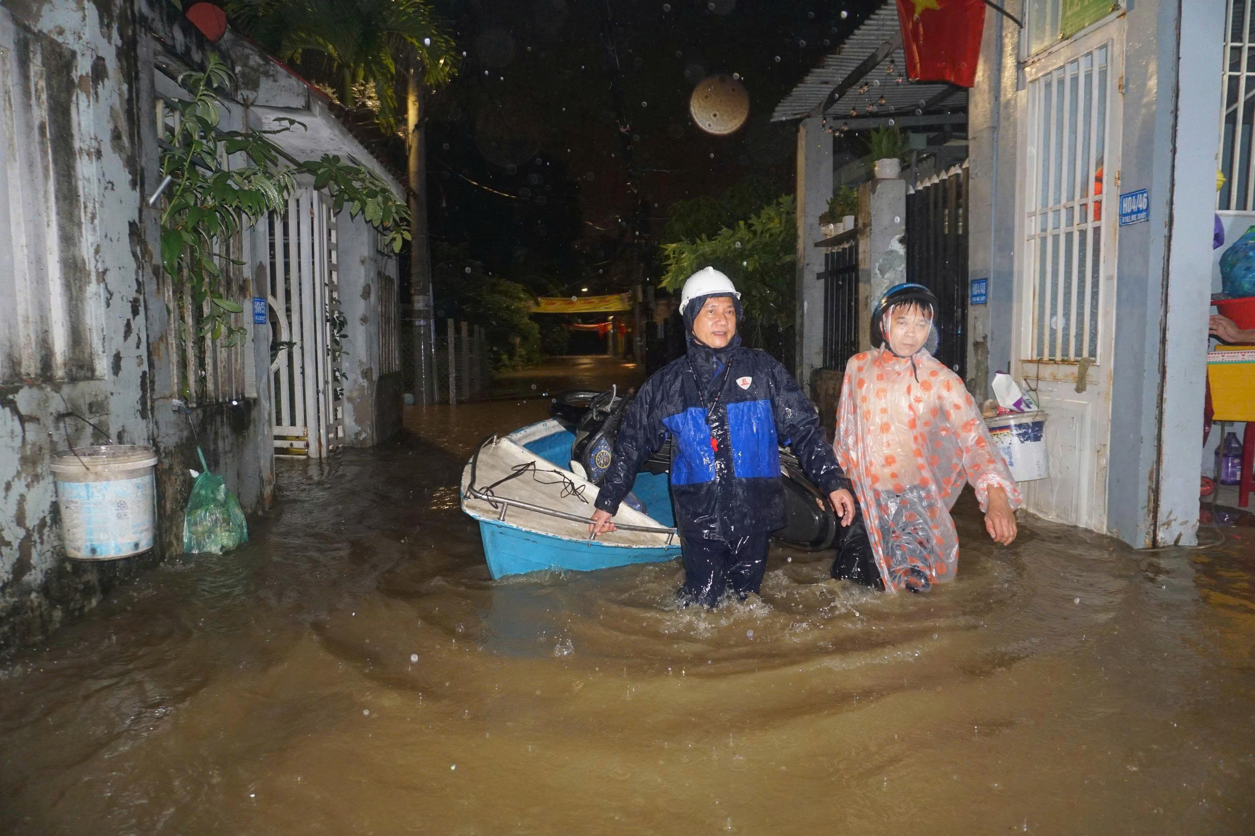 Người dân Đà Nẵng chạy lụt trong đêm- Ảnh 7. Người dân Đà Nẵng chạy lụt trong đêm- Ảnh 7.