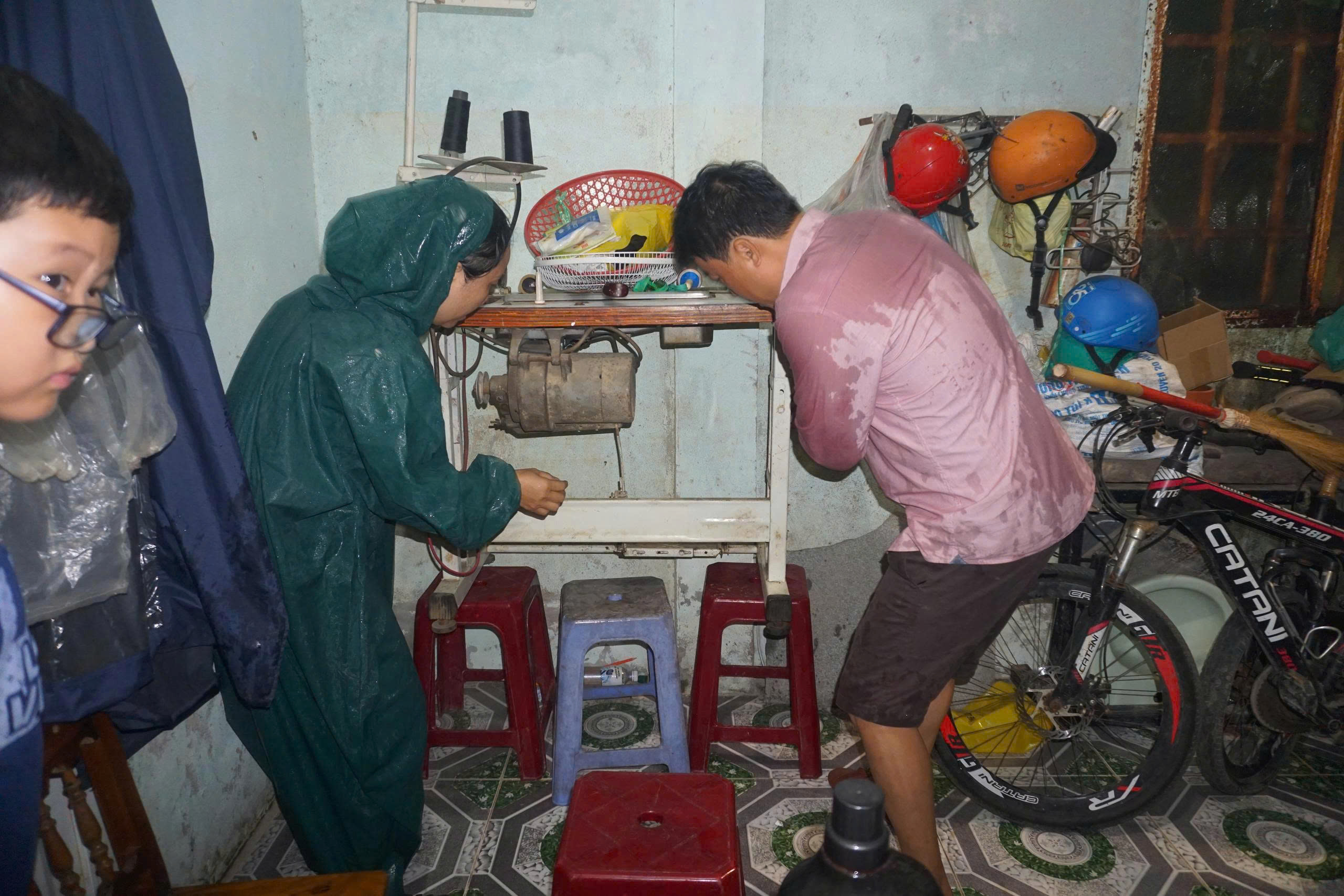 Người dân Đà Nẵng chạy lụt trong đêm- Ảnh 4. Người dân Đà Nẵng chạy lụt trong đêm- Ảnh 4.