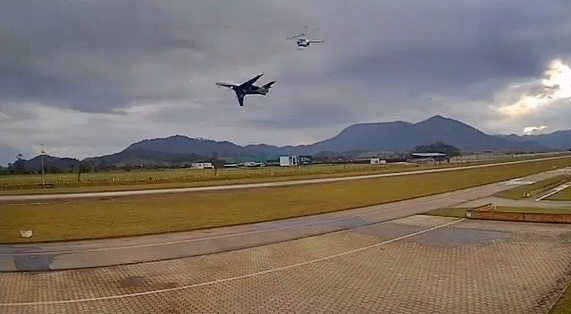 Khoảnh khắc máy bay suýt va chạm trực thăng tại sân bay Brazil gây tranh cãi. Khoảnh khắc máy bay suýt va chạm trực thăng tại sân bay Brazil gây tranh cãi.