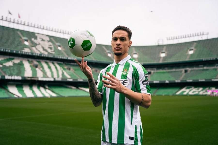 Antony đang trải qua một giai đoạn hồi sinh mạnh mẽ trong màu áo Real Betis sau khi được cho mượn vào tháng 1. Antony đang trải qua một giai đoạn hồi sinh mạnh mẽ trong màu áo Real Betis sau khi được cho mượn vào tháng 1.