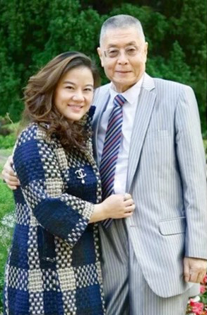 "Ngưu Ma Vương" U90: Hạnh phúc bên vợ kém 37 tuổi và con trai 2 tuổi- Ảnh 1. "Ngưu Ma Vương" U90: Hạnh phúc bên vợ kém 37 tuổi và con trai 2 tuổi- Ảnh 1.