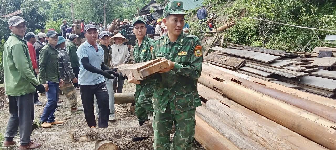 Người dân “chạy đua” di dời nhà cửa đến nơi an toàn trước khi mưa lũ- Ảnh 2. Người dân “chạy đua” di dời nhà cửa đến nơi an toàn trước khi mưa lũ- Ảnh 2.