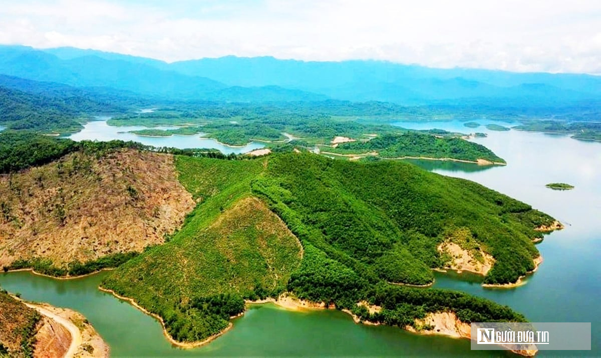 Khám phá đảo khỉ giữa lòng hồ Ngàn Trươi- Ảnh 1. Khám phá đảo khỉ giữa lòng hồ Ngàn Trươi- Ảnh 1.