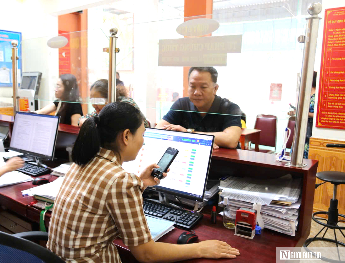 Người dân thoát cảnh mệt mỏi xếp hàng nộp hồ sơ nhờ ứng dụng trên điện thoại- Ảnh 1. Người dân thoát cảnh mệt mỏi xếp hàng nộp hồ sơ nhờ ứng dụng trên điện thoại- Ảnh 1.
