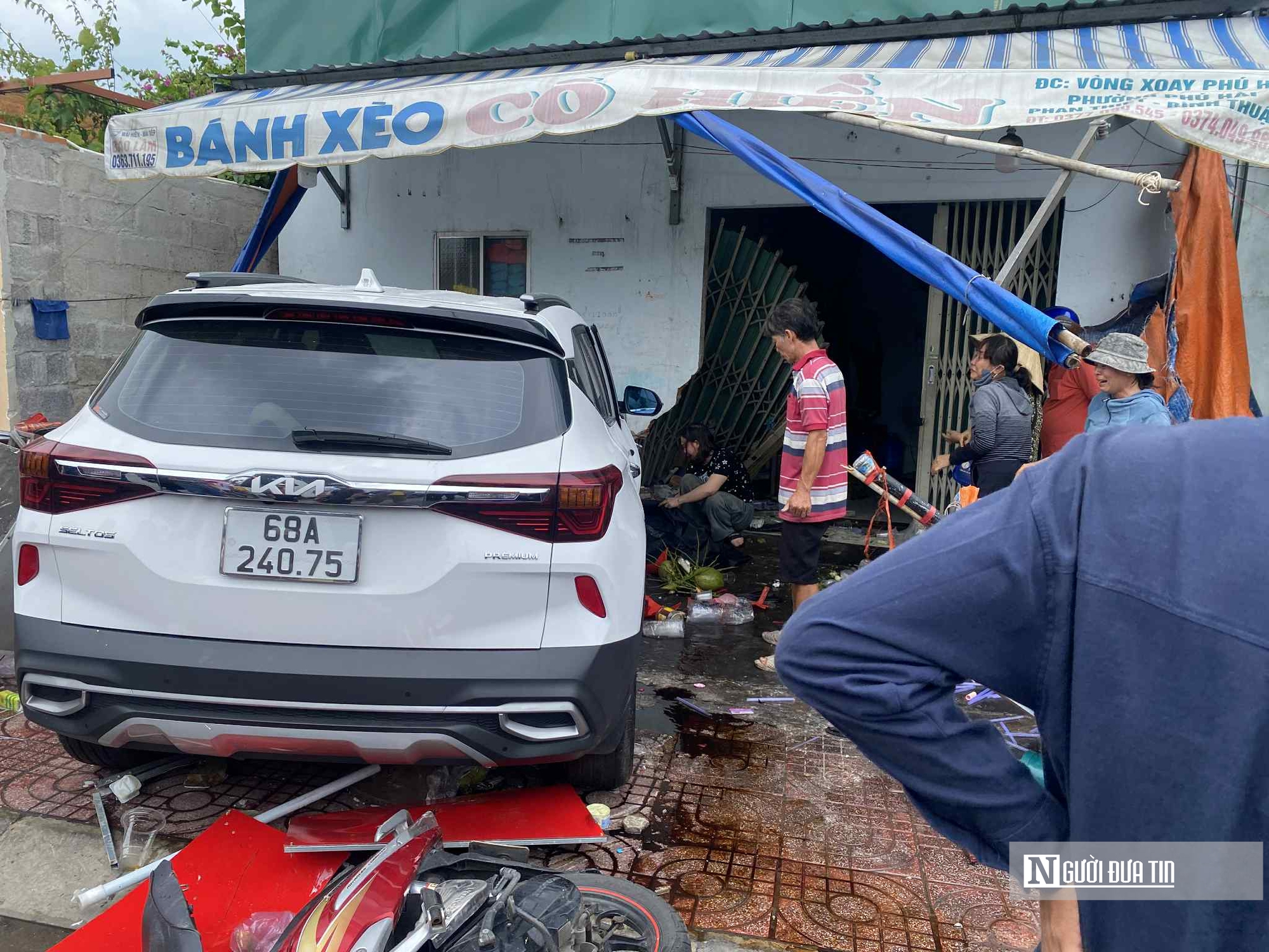 Video ô tô lao như tên bắn, tông vào quán bánh xèo khiến chủ quán tử vong- Ảnh 1. Video ô tô lao như tên bắn, tông vào quán bánh xèo khiến chủ quán tử vong- Ảnh 1.