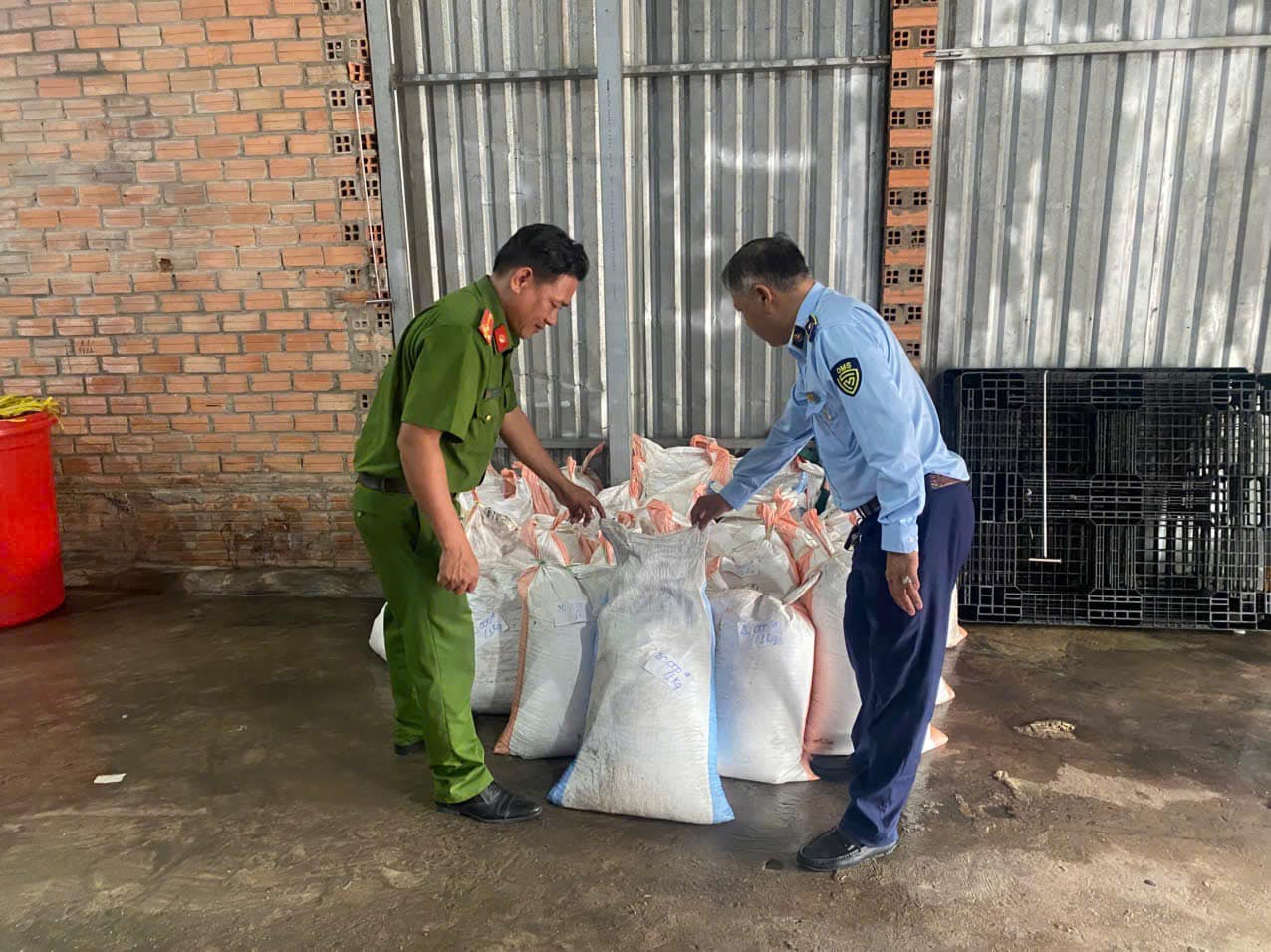 Thu giữ hơn 1,1 tấn hạt đác không rõ nguồn gốc- Ảnh 1. Thu giữ hơn 1,1 tấn hạt đác không rõ nguồn gốc- Ảnh 1.