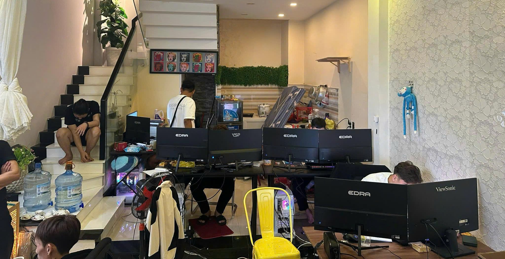 Nhiều đối tượng đã bị phát hiện khi cơ quan chức năng đột kích. Nhiều đối tượng đã bị phát hiện khi cơ quan chức năng đột kích.