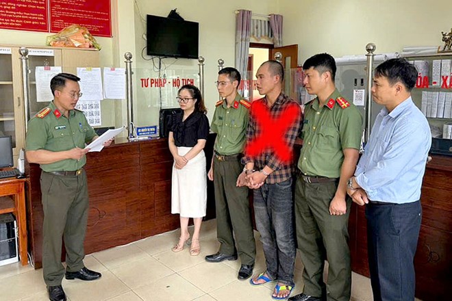 Khởi tố cặp vợ chồng lừa đảo bán hải sản "tươi ngon, giá rẻ"- Ảnh 1. Khởi tố cặp vợ chồng lừa đảo bán hải sản "tươi ngon, giá rẻ"- Ảnh 1.