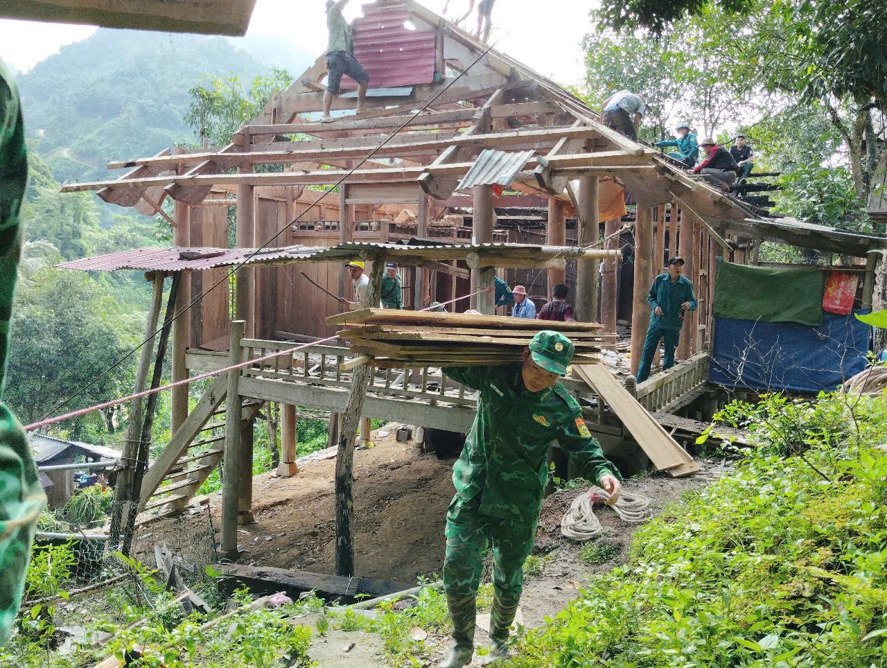Người dân “chạy đua” di dời nhà cửa đến nơi an toàn trước khi mưa lũ- Ảnh 3. Người dân “chạy đua” di dời nhà cửa đến nơi an toàn trước khi mưa lũ- Ảnh 3.