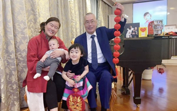 "Ngưu Ma Vương" U90: Hạnh phúc bên vợ kém 37 tuổi và con trai 2 tuổi- Ảnh 4. "Ngưu Ma Vương" U90: Hạnh phúc bên vợ kém 37 tuổi và con trai 2 tuổi- Ảnh 4.