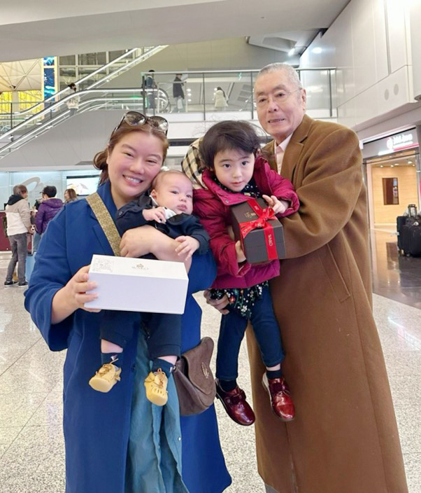 "Ngưu Ma Vương" U90: Hạnh phúc bên vợ kém 37 tuổi và con trai 2 tuổi- Ảnh 7. "Ngưu Ma Vương" U90: Hạnh phúc bên vợ kém 37 tuổi và con trai 2 tuổi- Ảnh 7.