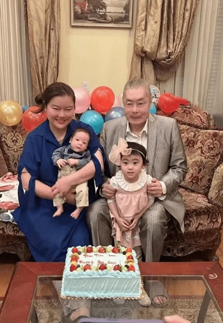 "Ngưu Ma Vương" U90: Hạnh phúc bên vợ kém 37 tuổi và con trai 2 tuổi- Ảnh 3. "Ngưu Ma Vương" U90: Hạnh phúc bên vợ kém 37 tuổi và con trai 2 tuổi- Ảnh 3.