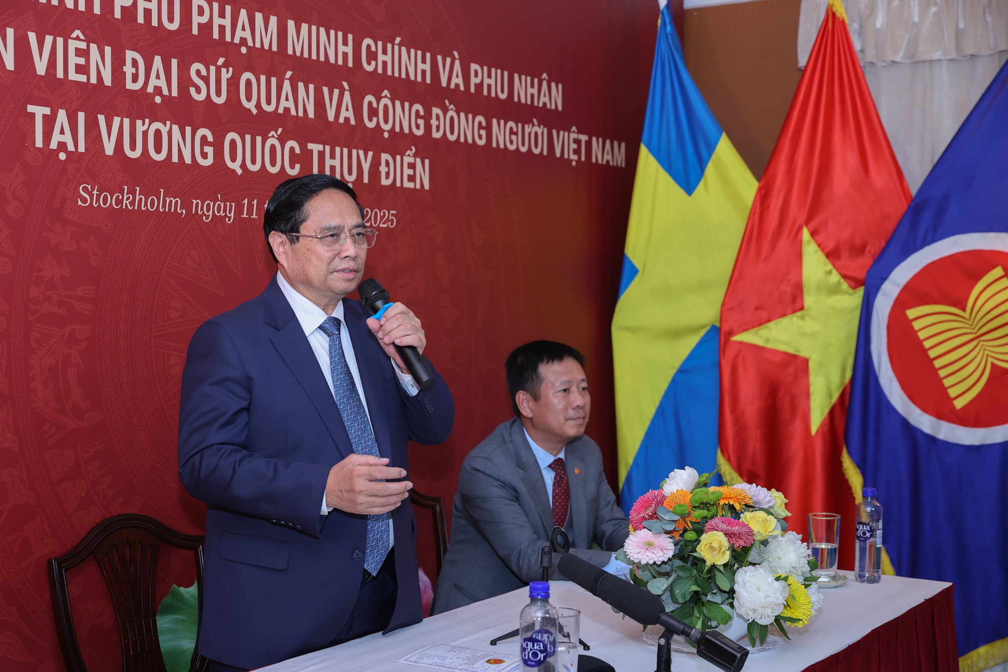 Thủ tướng: "Tự lo được cho mình, cho gia đình mình cũng là yêu nước"- Ảnh 1. Thủ tướng: "Tự lo được cho mình, cho gia đình mình cũng là yêu nước"- Ảnh 1.
