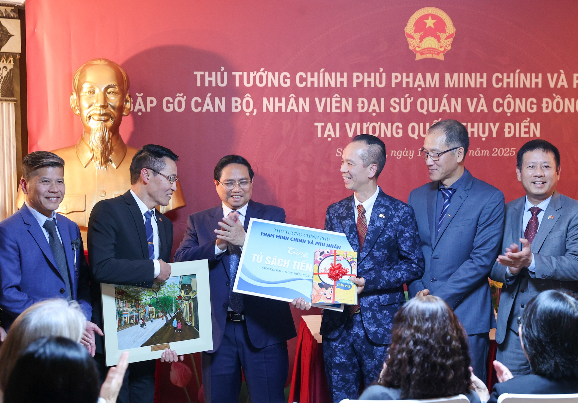 Thủ tướng: "Tự lo được cho mình, cho gia đình mình cũng là yêu nước"- Ảnh 2. Thủ tướng: "Tự lo được cho mình, cho gia đình mình cũng là yêu nước"- Ảnh 2.
