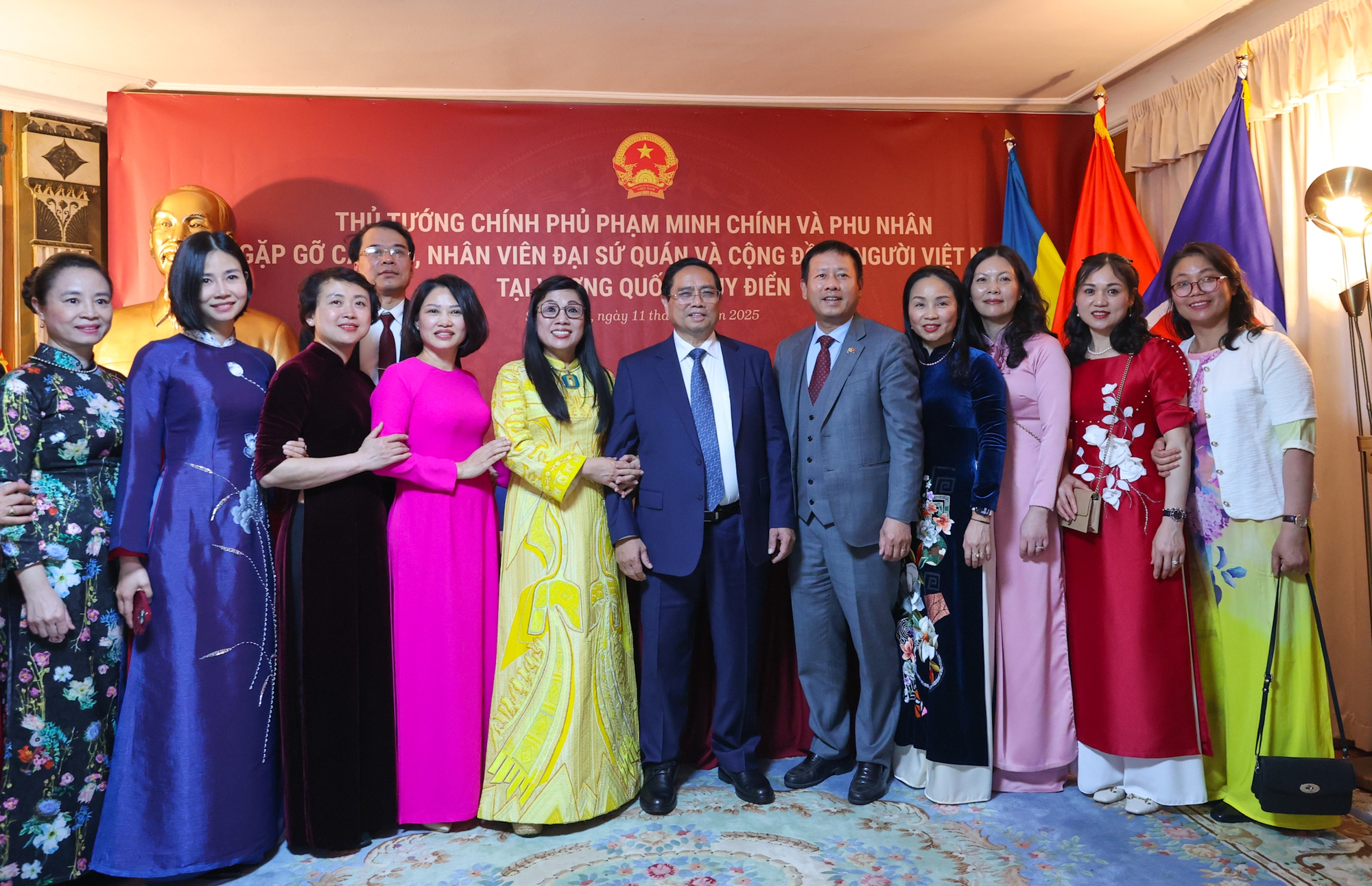Thủ tướng: "Tự lo được cho mình, cho gia đình mình cũng là yêu nước"- Ảnh 3. Thủ tướng: "Tự lo được cho mình, cho gia đình mình cũng là yêu nước"- Ảnh 3.