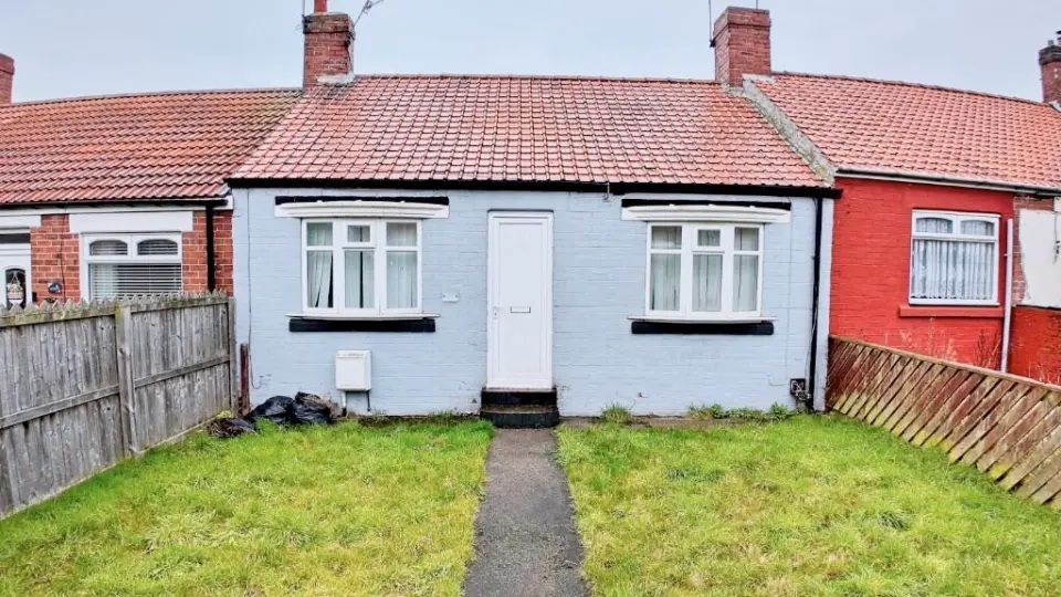 ngôi nhà ba phòng ngủ này ở Quận Durham trông khá bình thường khi nhìn từ bên ngoài. (Ảnh: RightMove) ngôi nhà ba phòng ngủ này ở Quận Durham trông khá bình thường khi nhìn từ bên ngoài. (Ảnh: RightMove)