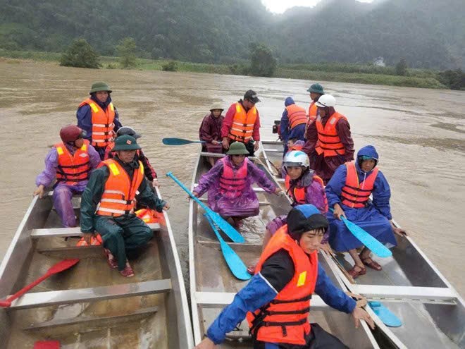 Hai chị em mất tích trong đêm do mưa lũ bất thường tại Quảng Bình- Ảnh 1. Hai chị em mất tích trong đêm do mưa lũ bất thường tại Quảng Bình- Ảnh 1.