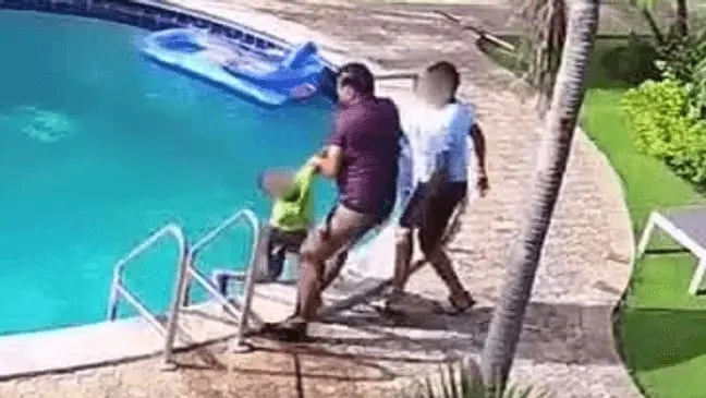 Bé trai 6 tuổi bị đuối nước được đưa lên bờ. Bé trai 6 tuổi bị đuối nước được đưa lên bờ.