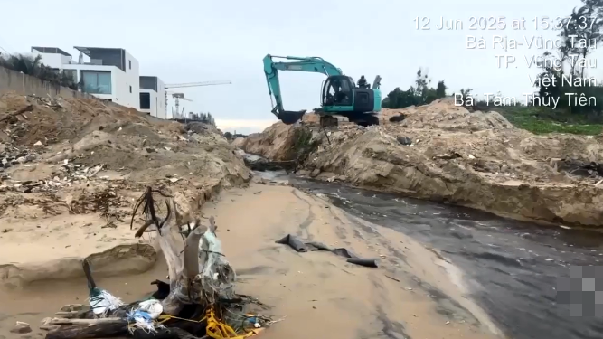 Người dân phản ánh dòng nước đen chảy ra biển Vũng Tàu- Ảnh 1. Người dân phản ánh dòng nước đen chảy ra biển Vũng Tàu- Ảnh 1.
