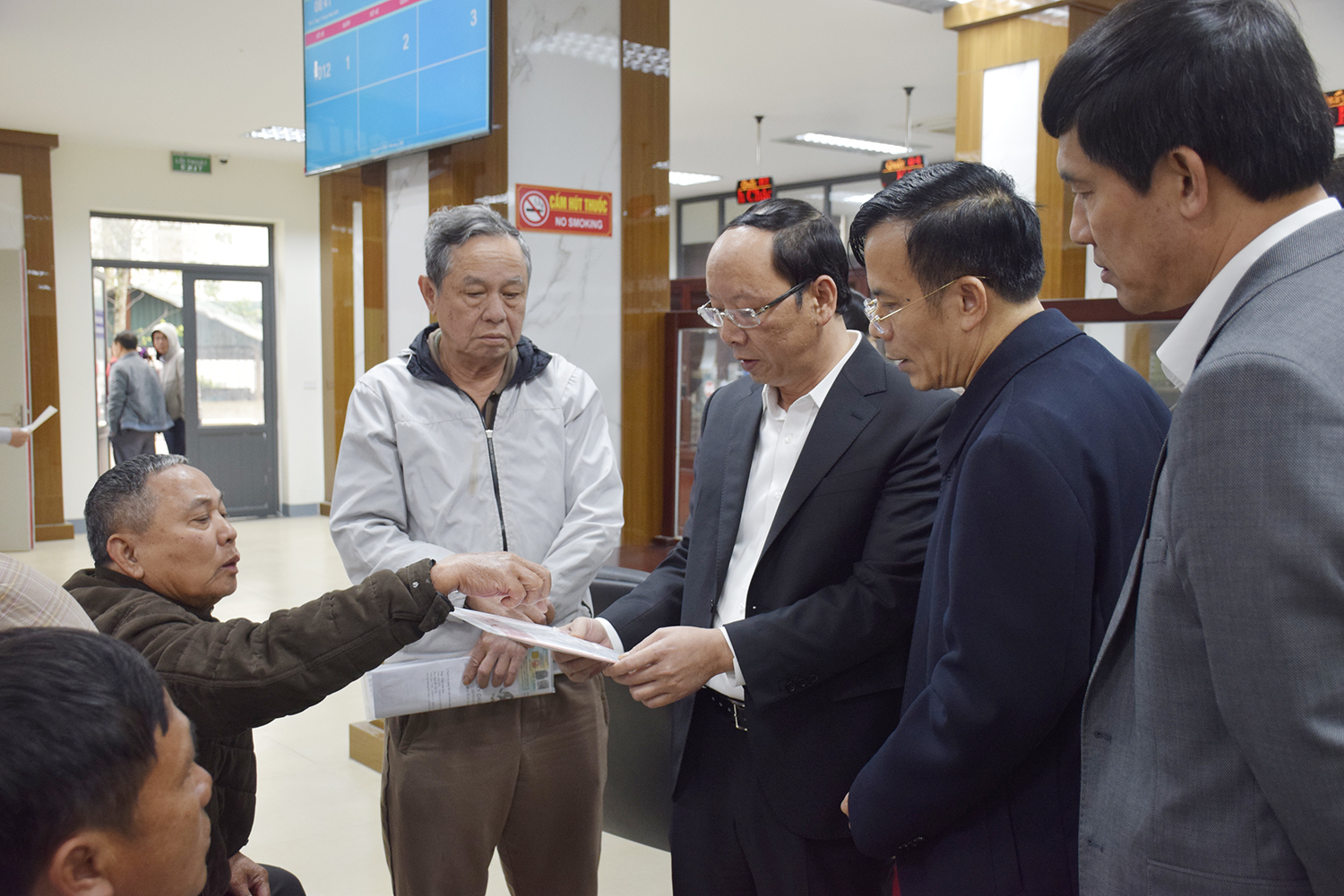 Lãnh đạo Nghệ An: Ứng dụng công nghệ thông tin trong giải quyết thủ tục hành chính tiếp tục là nhiệm vụ trọng tâm- Ảnh 2.