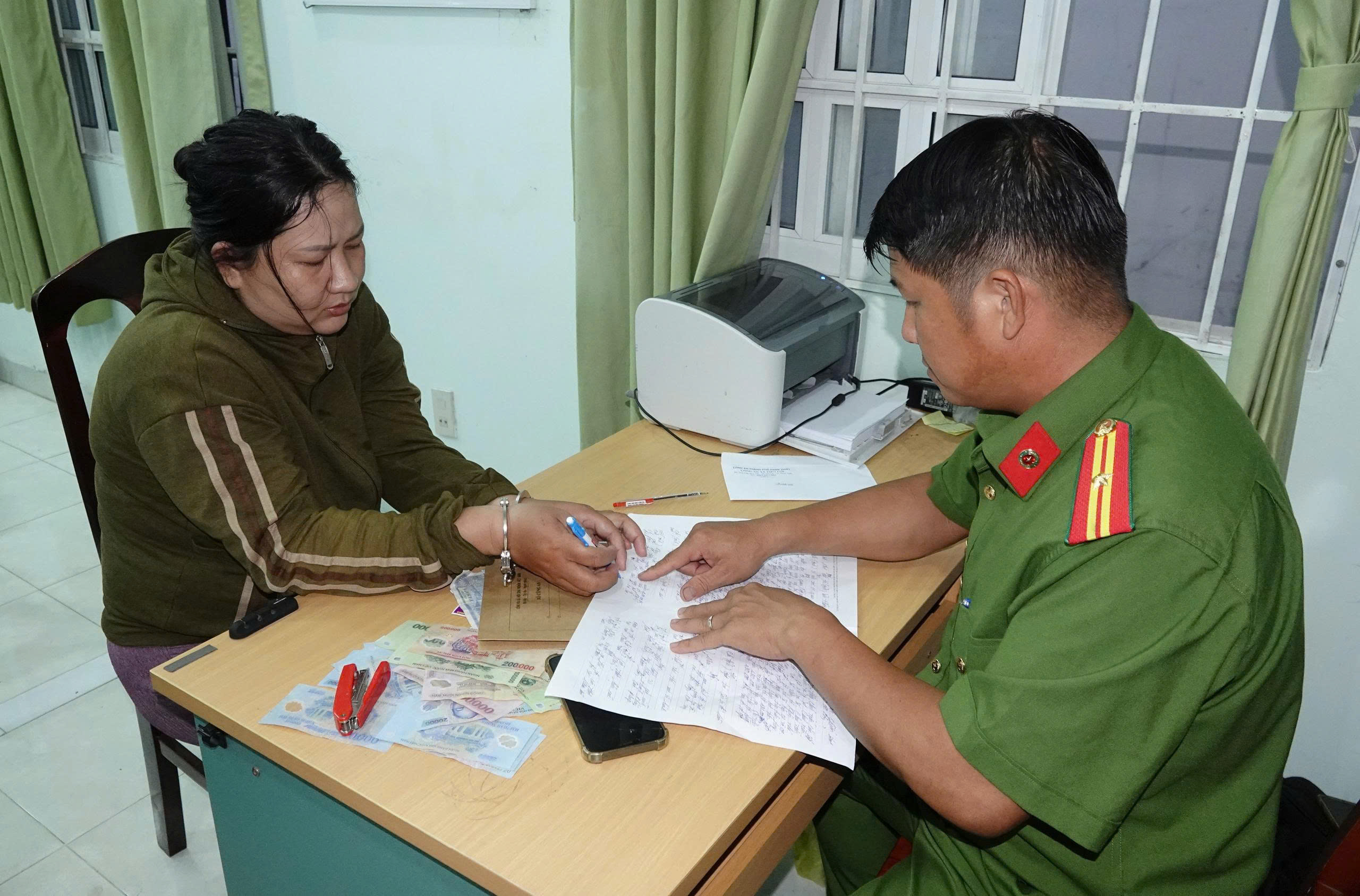 Bắt nữ nghi phạm chuyên cướp vé số của người già, trẻ em- Ảnh 2. Bắt nữ nghi phạm chuyên cướp vé số của người già, trẻ em- Ảnh 2.