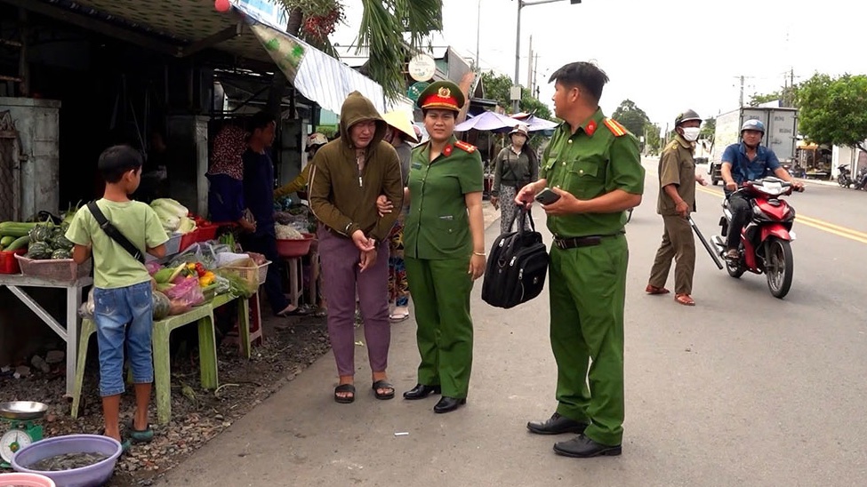Bắt nữ nghi phạm chuyên cướp vé số của người già, trẻ em- Ảnh 1. Bắt nữ nghi phạm chuyên cướp vé số của người già, trẻ em- Ảnh 1.