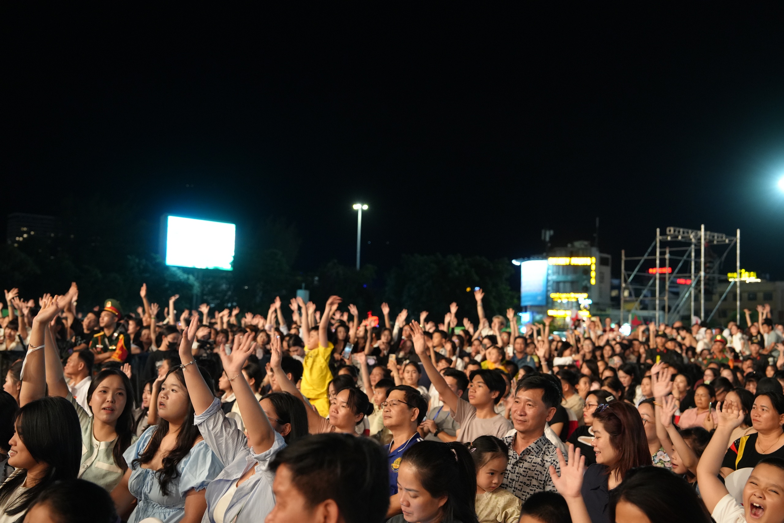 Quy Nhơn "bùng nổ" trong đêm khai mạc Lễ hội Du lịch hè Bình Định 2025- Ảnh 5. Quy Nhơn "bùng nổ" trong đêm khai mạc Lễ hội Du lịch hè Bình Định 2025- Ảnh 5.