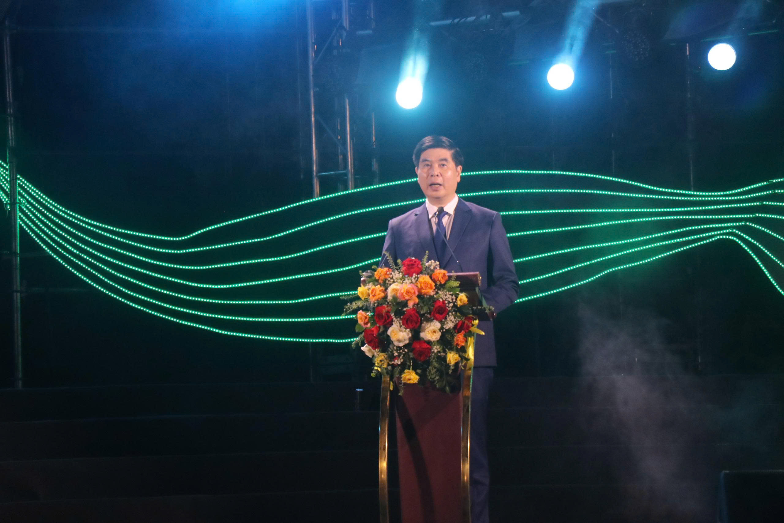 Quy Nhơn "bùng nổ" trong đêm khai mạc Lễ hội Du lịch hè Bình Định 2025- Ảnh 1. Quy Nhơn "bùng nổ" trong đêm khai mạc Lễ hội Du lịch hè Bình Định 2025- Ảnh 1.