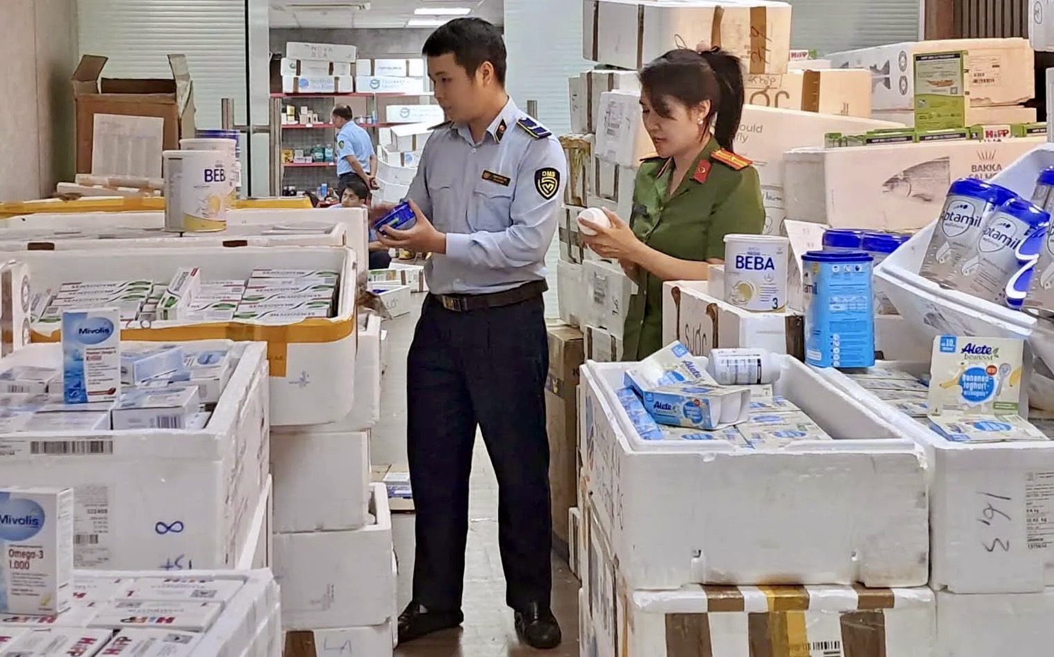 Hà Nội: Phát hiện kho trữ sữa, thực phẩm chức năng, mỹ phẩm nhập lậu
- Ảnh 1. Hà Nội: Phát hiện kho trữ sữa, thực phẩm chức năng, mỹ phẩm nhập lậu
- Ảnh 1.