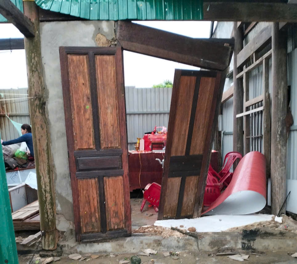Lốc xoáy làm tốc mái 30 ngôi nhà ở Hà Tĩnh- Ảnh 2. Lốc xoáy làm tốc mái 30 ngôi nhà ở Hà Tĩnh- Ảnh 2.