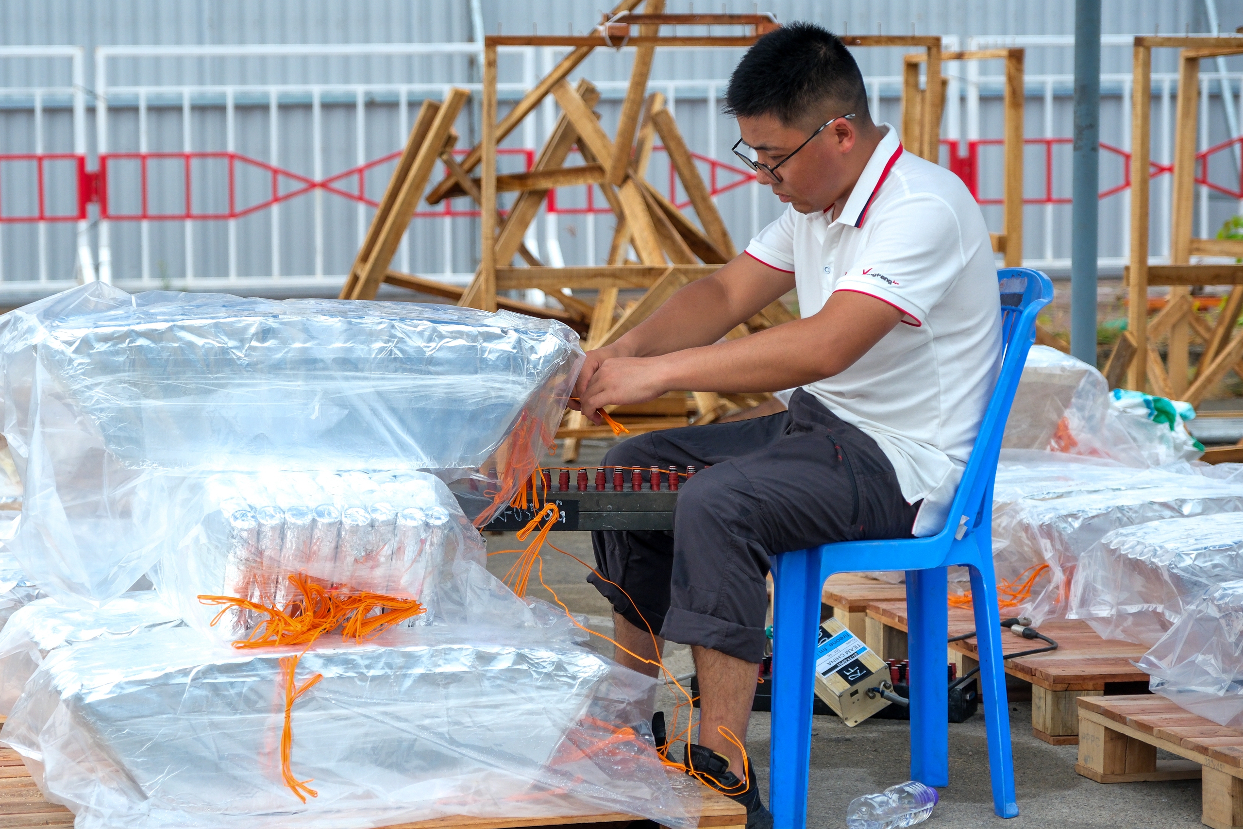 Nghệ sĩ đội mưa tập luyện, quyết tâm “cháy hết mình” cho đêm thi thứ ba DIFF 2025- Ảnh 6. Nghệ sĩ đội mưa tập luyện, quyết tâm “cháy hết mình” cho đêm thi thứ ba DIFF 2025- Ảnh 6.