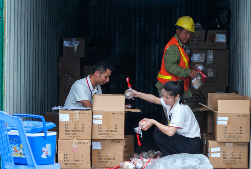 Nghệ sĩ đội mưa tập luyện, quyết tâm “cháy hết mình” cho đêm thi thứ ba DIFF 2025- Ảnh 7. Nghệ sĩ đội mưa tập luyện, quyết tâm “cháy hết mình” cho đêm thi thứ ba DIFF 2025- Ảnh 7.