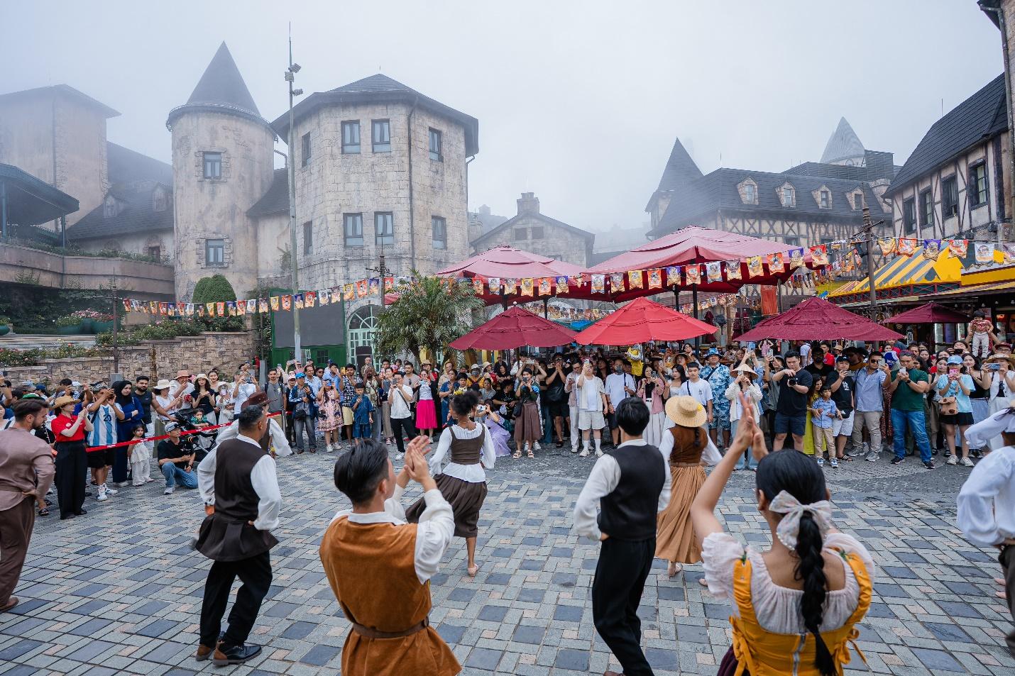Show “Dư âm” lấy cảm hứng từ hoàng hậu Pháp Marie Antoinette trên đỉnh Bà Nà khiến khán giả mê mẩn- Ảnh 7. Show “Dư âm” lấy cảm hứng từ hoàng hậu Pháp Marie Antoinette trên đỉnh Bà Nà khiến khán giả mê mẩn- Ảnh 7.