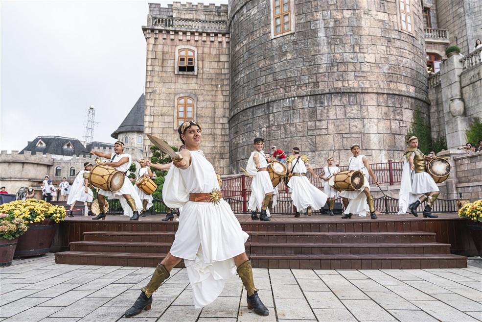 Show “Dư âm” lấy cảm hứng từ hoàng hậu Pháp Marie Antoinette trên đỉnh Bà Nà khiến khán giả mê mẩn- Ảnh 8. Show “Dư âm” lấy cảm hứng từ hoàng hậu Pháp Marie Antoinette trên đỉnh Bà Nà khiến khán giả mê mẩn- Ảnh 8.