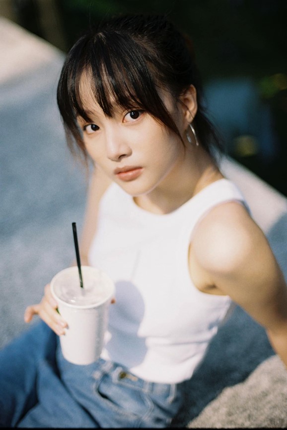 "Người yêu mới" kém 13 tuổi khiến Quốc Trường rung động, sở hữu nhan sắc ấn tượng- Ảnh 1. "Người yêu mới" kém 13 tuổi khiến Quốc Trường rung động, sở hữu nhan sắc ấn tượng- Ảnh 1.