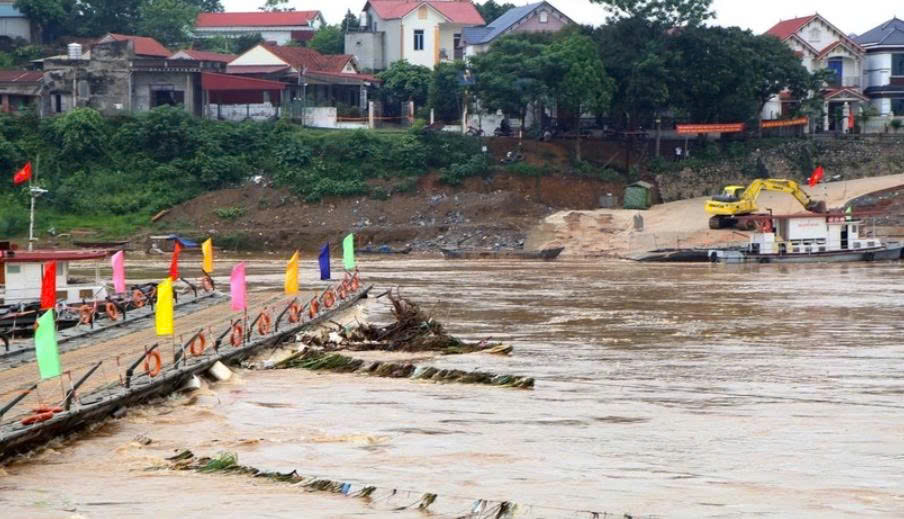 Phú Thọ: Tạm thời vận hành phà quân sự phục vụ người dân qua cầu Phong Châu- Ảnh 1. Phú Thọ: Tạm thời vận hành phà quân sự phục vụ người dân qua cầu Phong Châu- Ảnh 1.