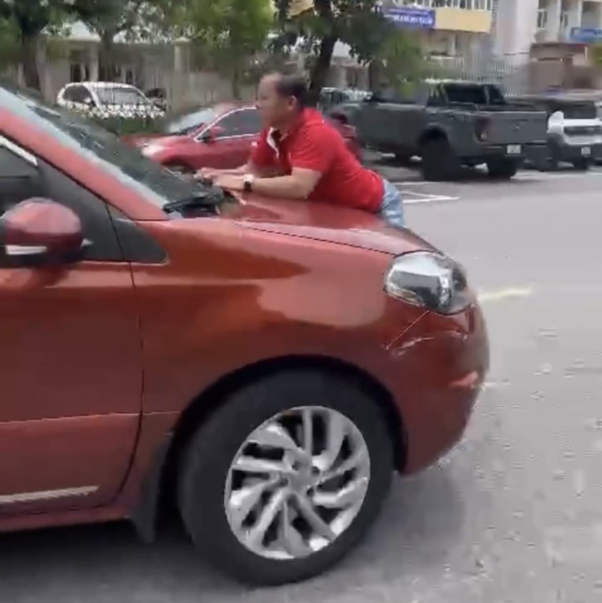 Công an vào cuộc điều tra vụ người đàn ông bám đầu ô tô đang chạy- Ảnh 3. Công an vào cuộc điều tra vụ người đàn ông bám đầu ô tô đang chạy- Ảnh 3.
